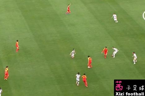 23岁国脚破门难救主,足坛最不可思议的门线解围