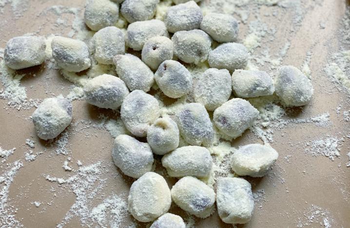 近期爆火的网红零食奶枣,网红零食奶枣独立包装