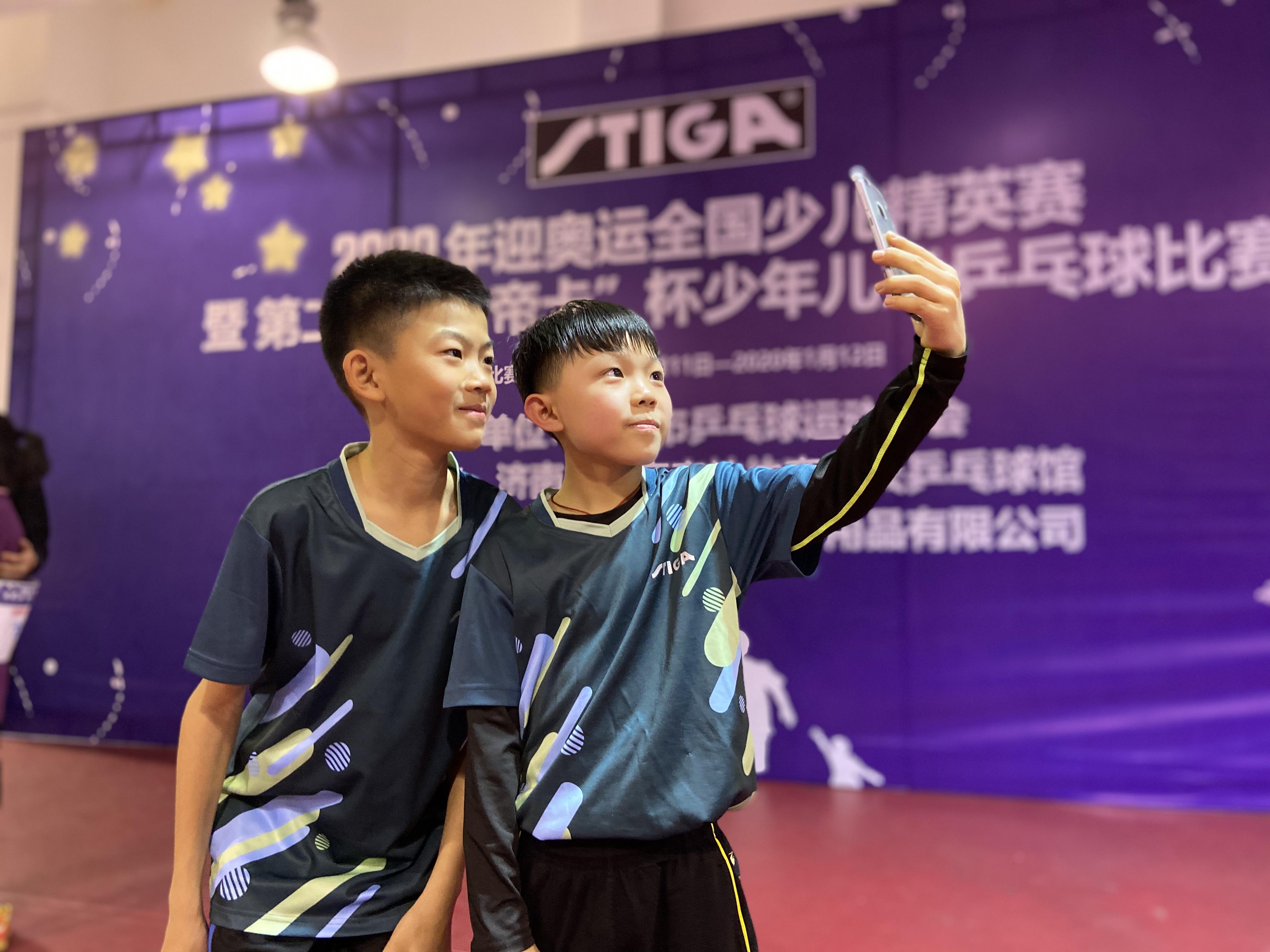 现在的小孩打乒乓球,现在的小朋友乒乓球打得好厉害