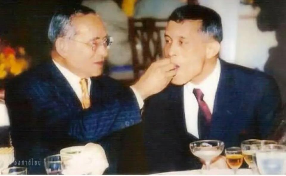 有其母必有其子粤语,泰国国王为什么疼爱小儿子