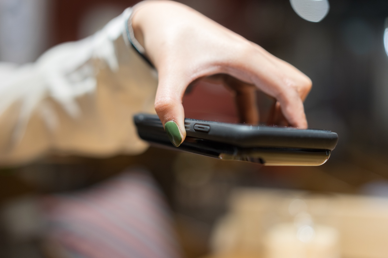 超薄磁吸充电宝摩米士,便携式充电宝快充摩米士