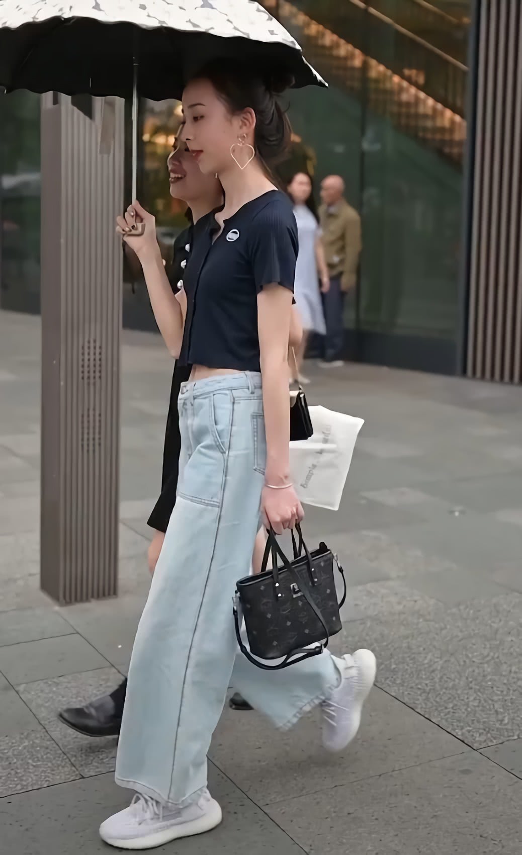 mcm印花版菜篮子包包,mcm包包菜篮子和双肩包哪个更通勤