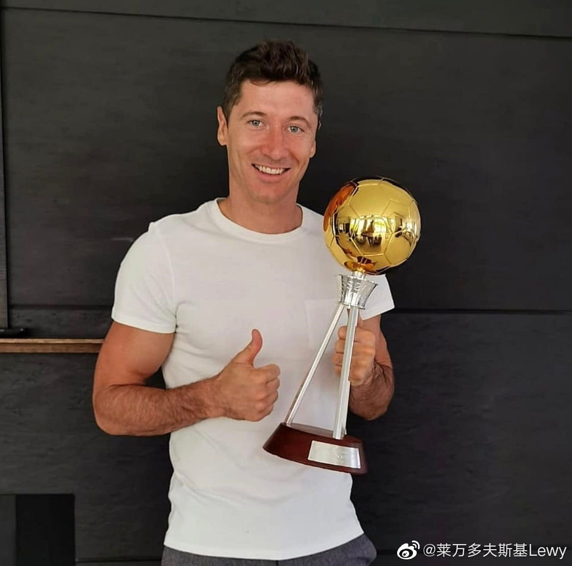 玩尬的！莱万获懂球帝颁发奖杯，球迷吐槽“世界级”奖项像地摊货