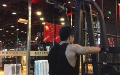 把肩膀练宽，动作不用太多，5个动作，虐遍三角肌，练出宽厚肩膀