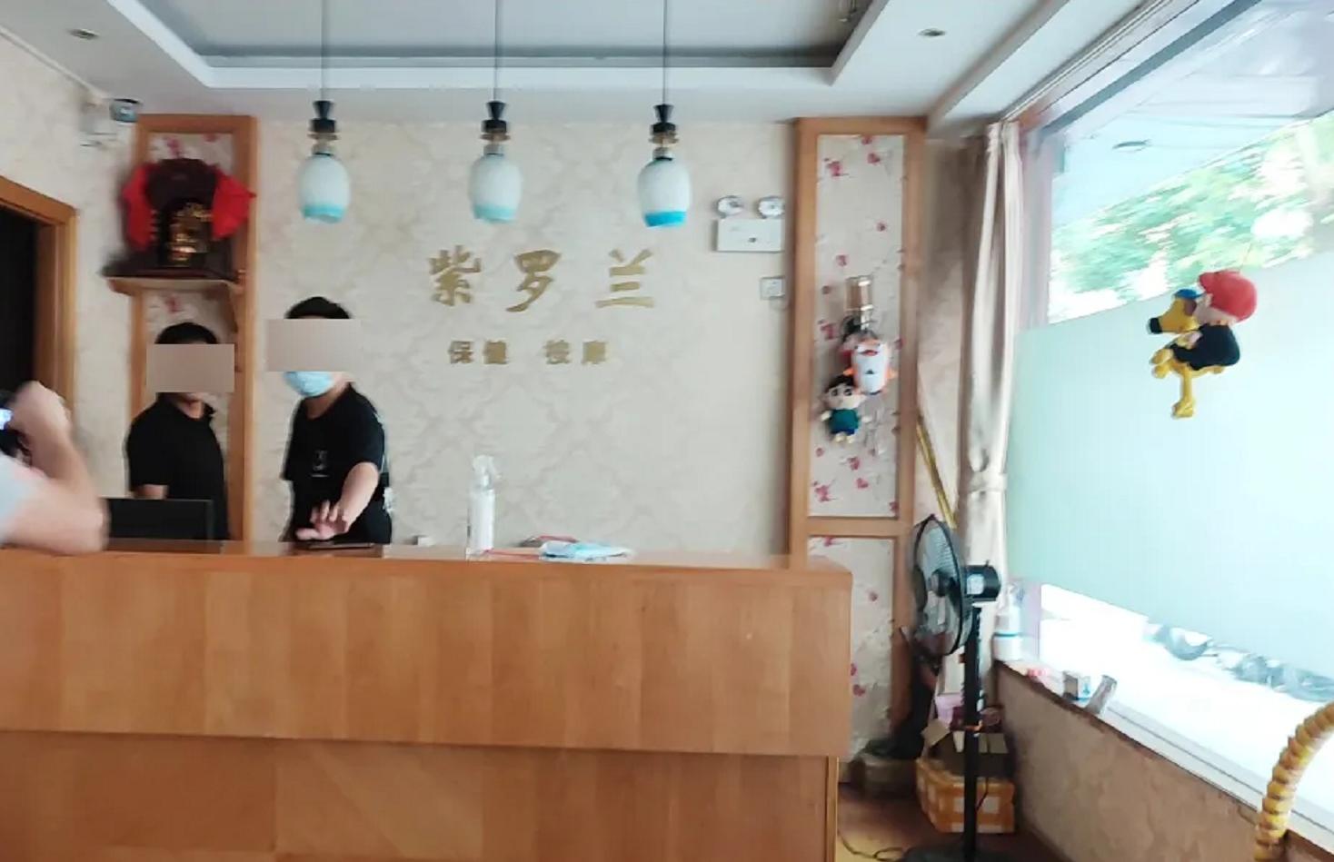 足浴技师帮客人养生,足浴店技师给客人洗脚
