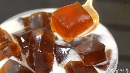 跨世纪的黑砖奶茶店，每天卖30块“金条”