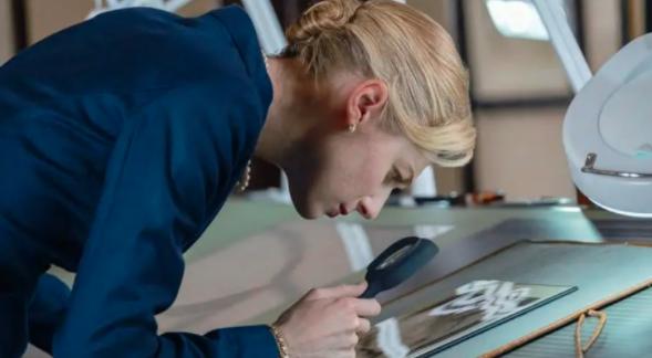 大长腿穿行在时间钳形运动里:高妹伊丽莎白·德比茨基