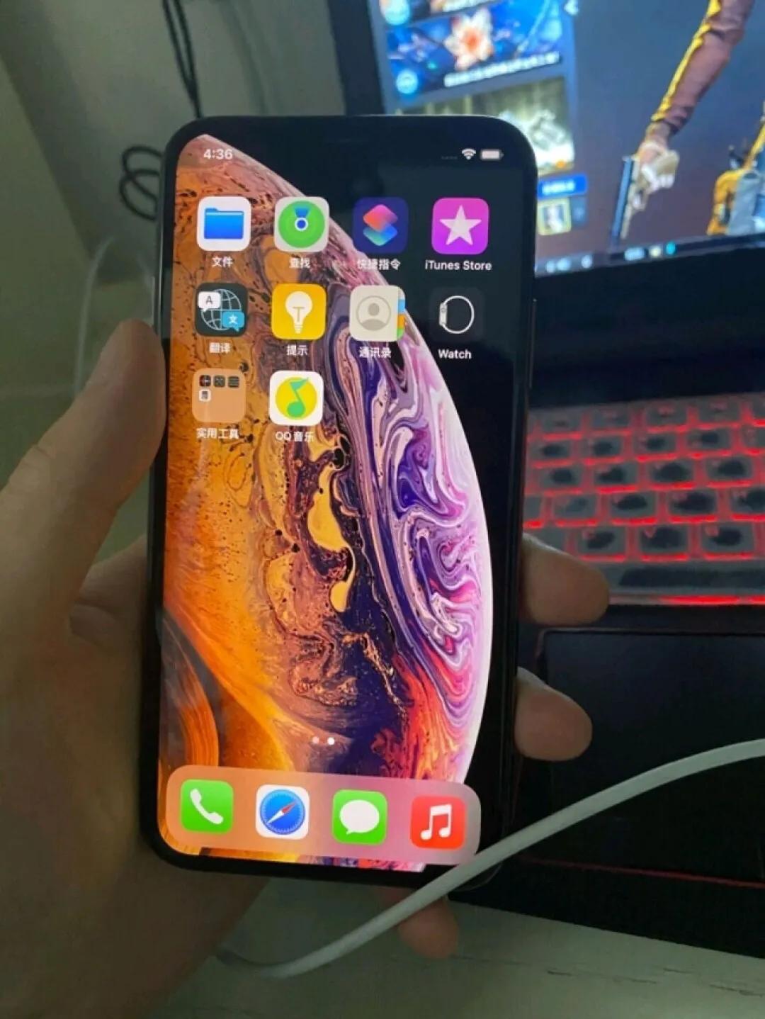 捡到一部捡垃圾的苹果手机,在垃圾堆捡一个坏掉的苹果手机