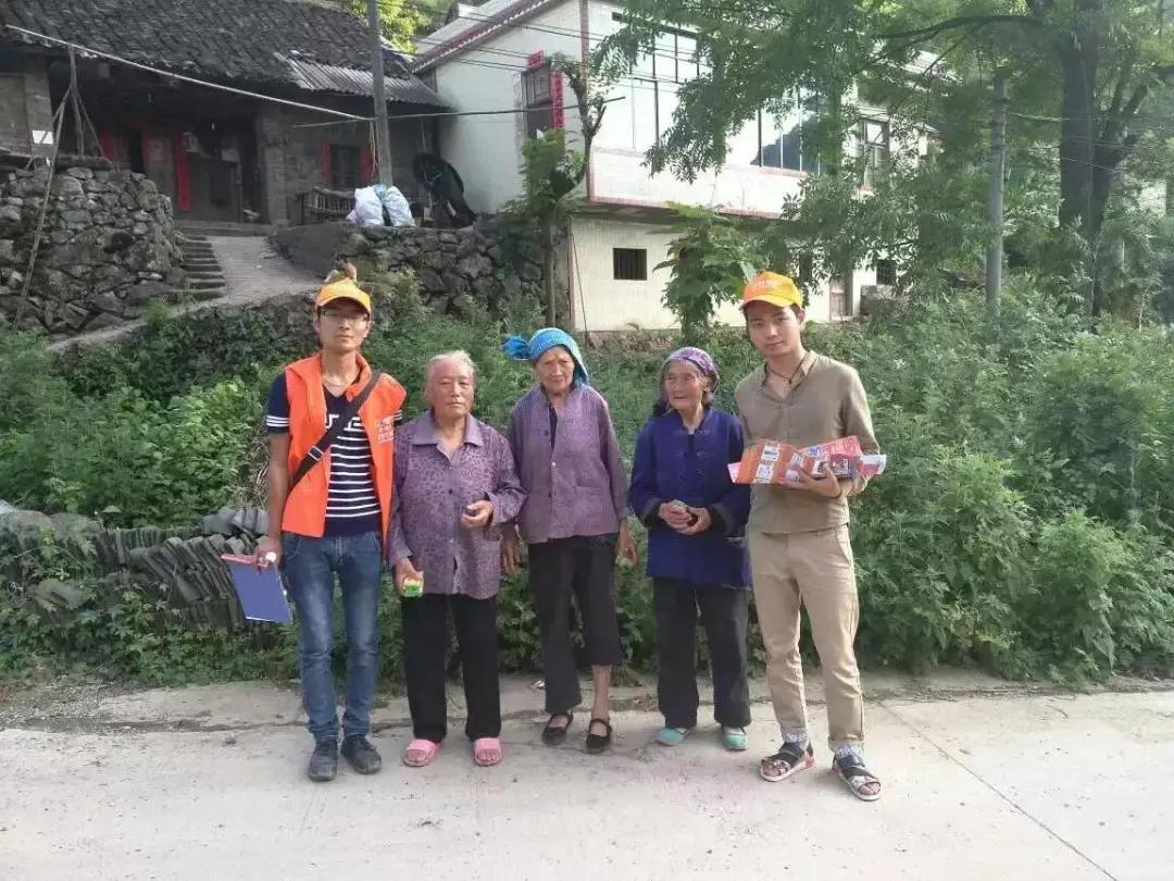 30岁小伙下乡创业7万元自己当老板,97年小伙返乡卖特产带动200人就业