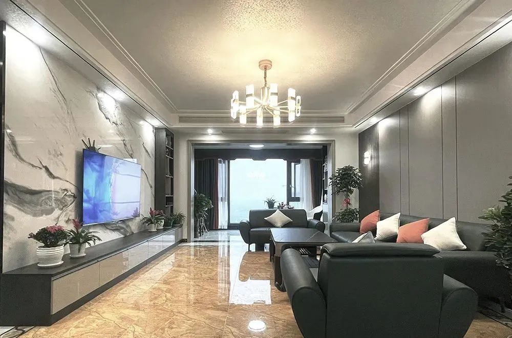 阳台改成小卧室凸出来的,阳台改成衣帽间和办公区