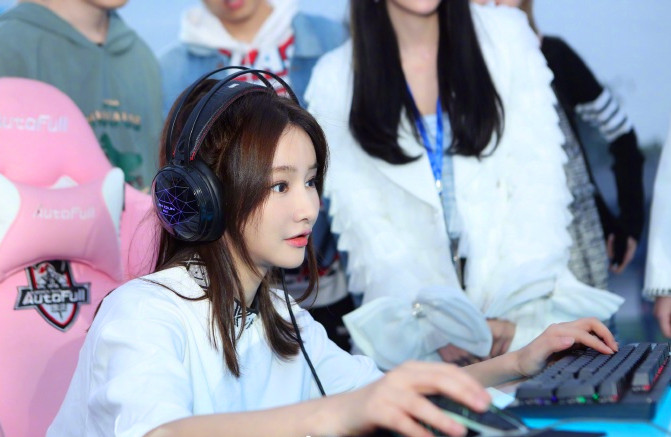 Miss晒出海南大学五一游玩照，网友：学会计的靠打游戏拿了冠军