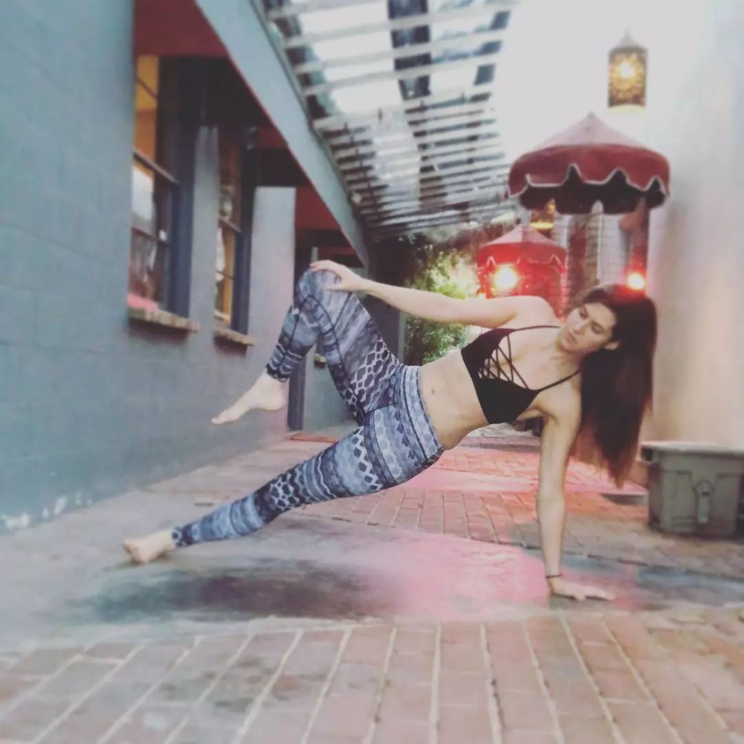 给身体松松绑，打破“不可能”，哪里像是腰酸背痛的人