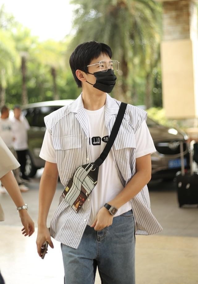 齐刘海短发男杨洋,杨洋穿的黑色马甲搭配黑色衬衣