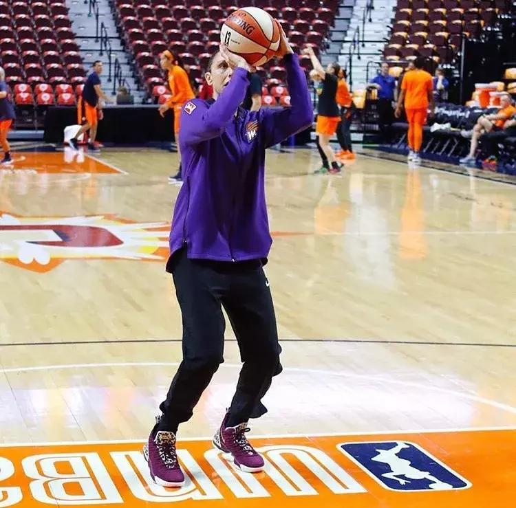 NBA球员今日上脚：詹姆斯穿纪梵希联名款，字母哥一代MVP配色