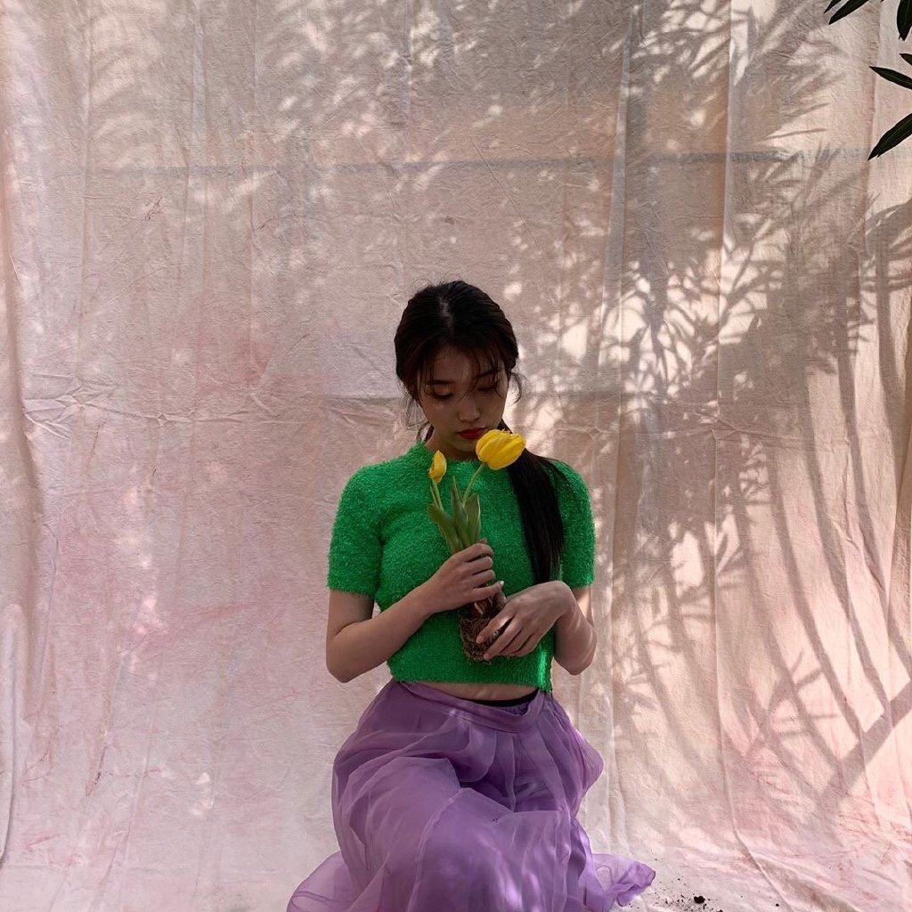 她是韩国音源女王,身穿绿毛衣搭淡紫纱裙,依旧美如少女