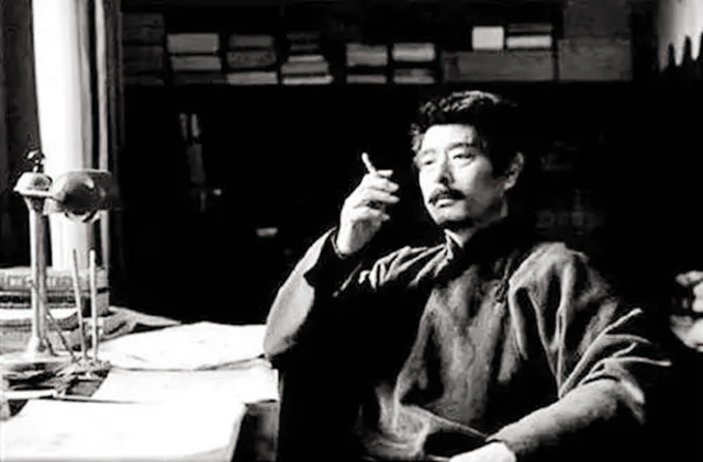 鲁迅不为人知的一面：一生爱烟，想戒却戒不掉，最后死于香烟