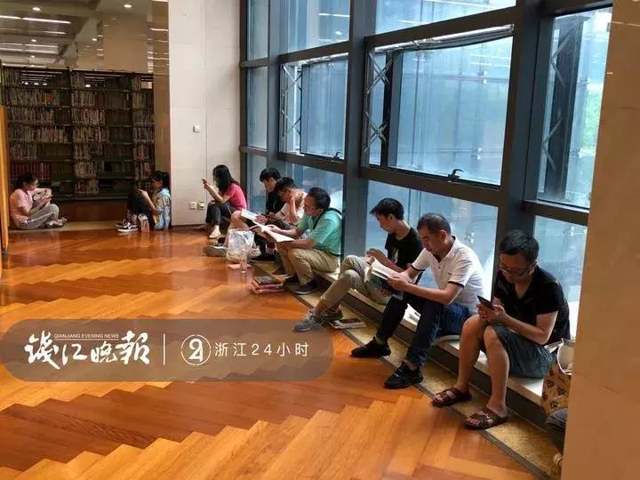 尴尬了！暑期“一座难求”的杭州图书馆，却出现这样一幕！真的合适吗？