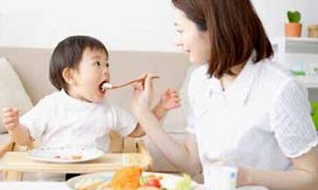 3岁小孩吃鱼卡喉咙怎么处理,孩子吃鱼被鱼刺卡到了正确做法