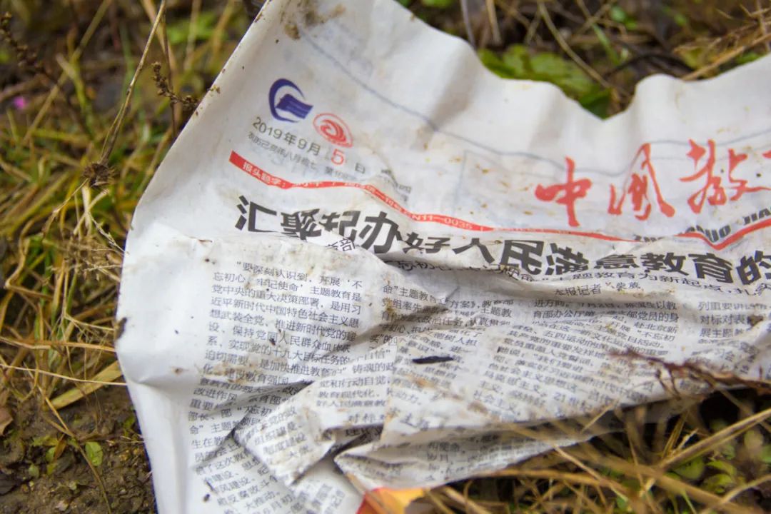 门窗比例不协调，门口出现的东西更不协调，秦岭这栋老房子有故事