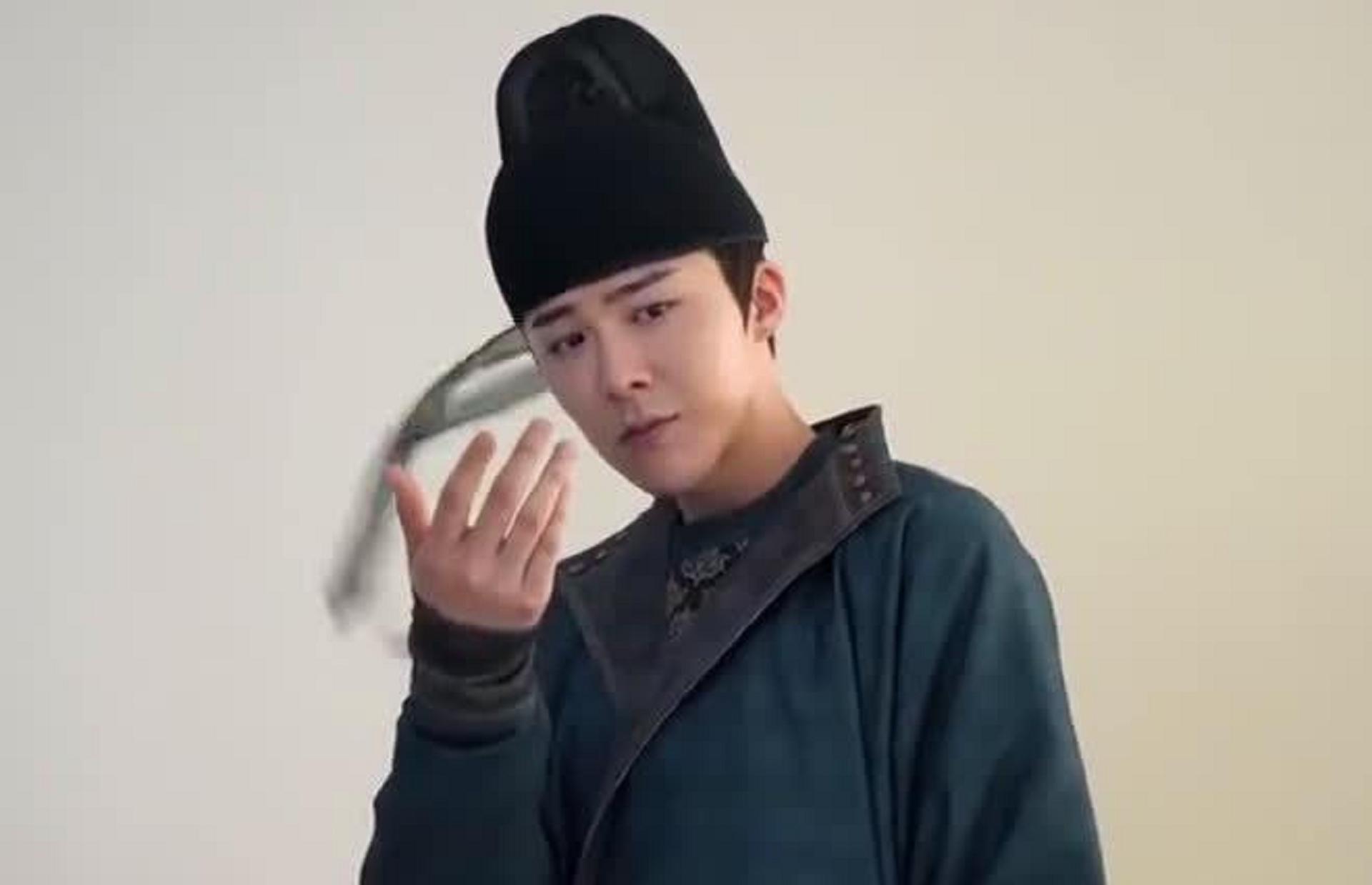 刘宇宁采摘珍稀植物图片,网红刘宇宁采摘