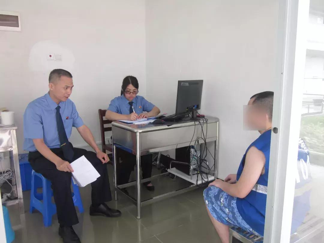 进入“高墙”内的世界，他们的一天工作开始了…