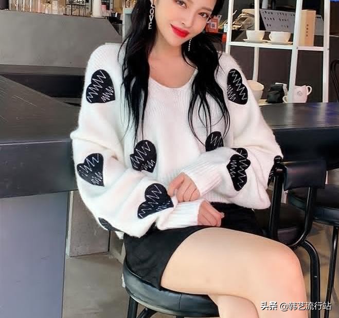 今年流行设计感毛衣,韩国设计款宽松毛衣