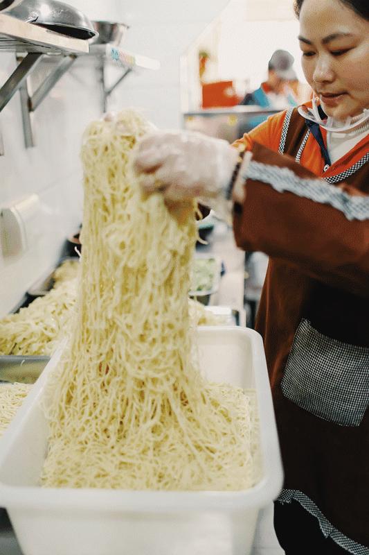 创历史！徐州凉皮开到悉尼！健身私教烹制的美味，还有变态辣……