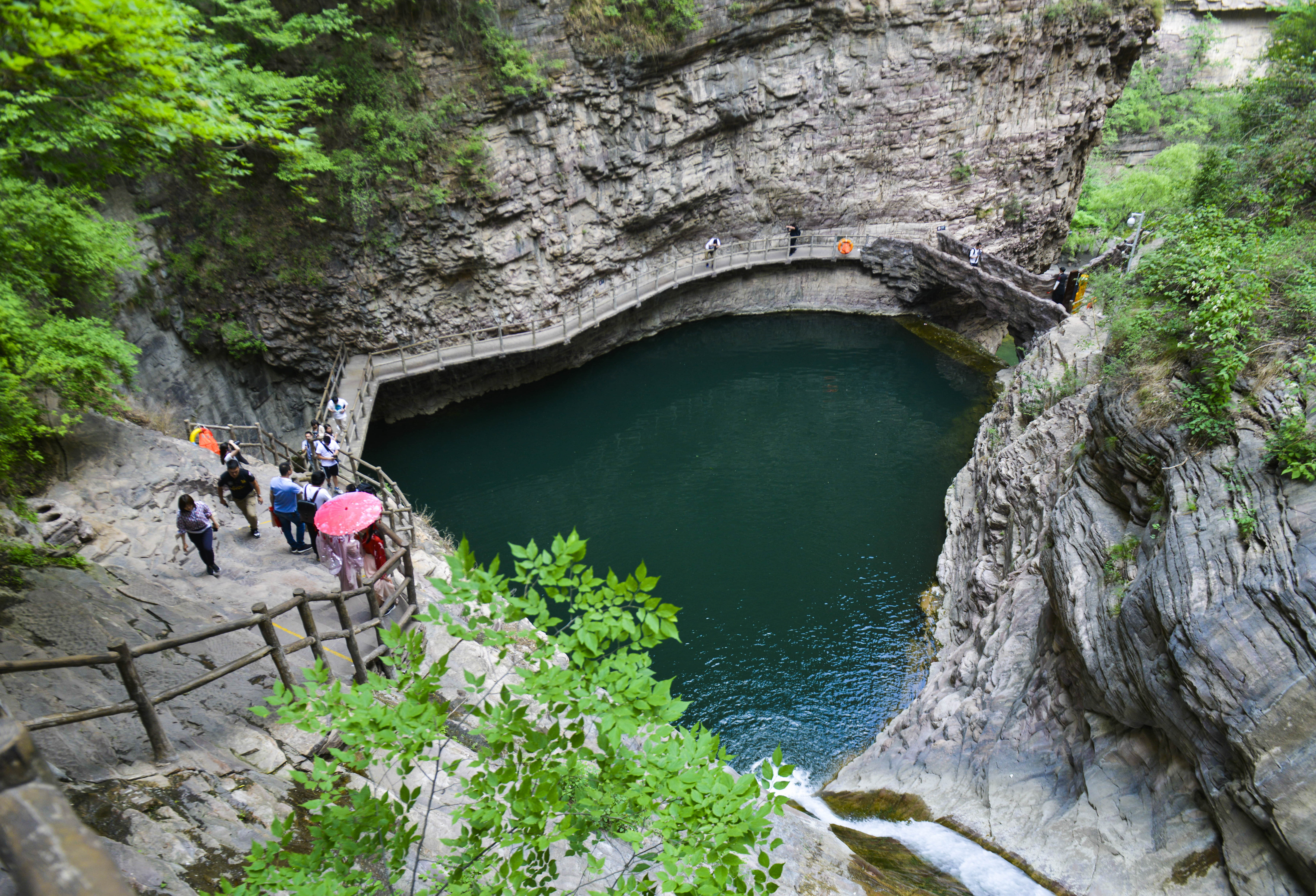 来到这里，我承认我腿有些软，但我还是痴迷于它的美