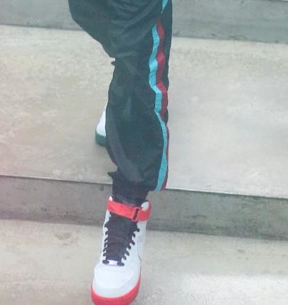 蔡徐坤af1,蔡徐坤全球首穿eliesaab男装高定