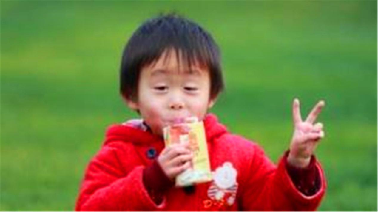 孩子常喝牛奶和不喝牛奶的区别,为什么不能让孩子长期喝牛奶