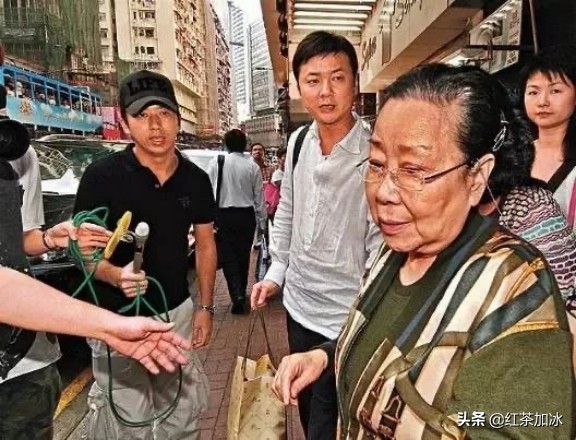 靠妈捐肾嫁入豪门，小娱记如何上位成为坐拥400亿的香港女首富？