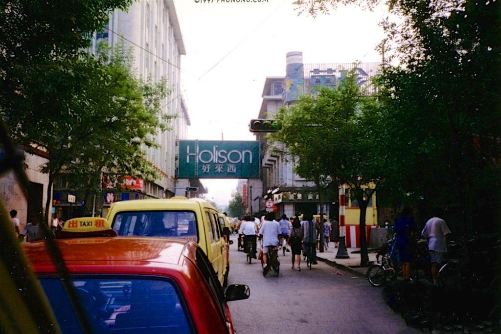 80年代滨江道创潮流奇迹，地摊日营业额4000块，一条时装裙上千元