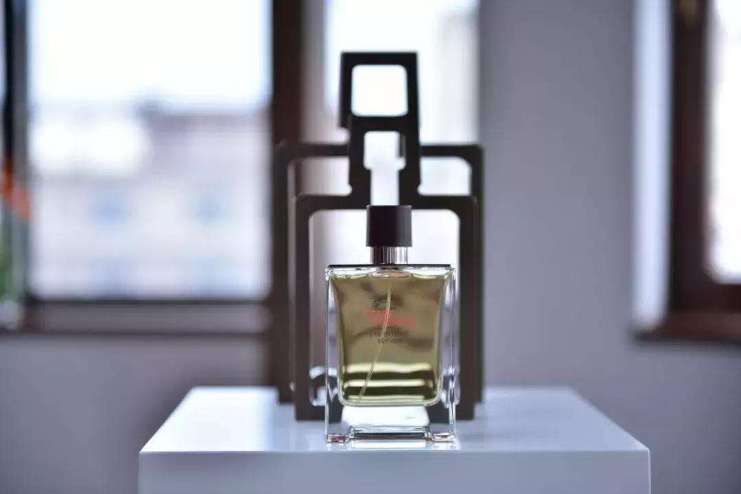 一闻就觉得不简单的香水推荐,让人一闻就无法自拔的香水推荐