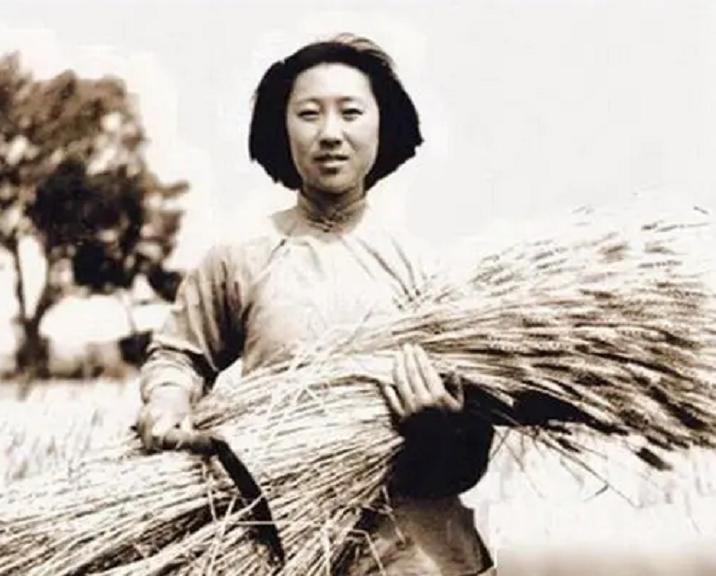 上世纪50年代，给毛主席点烟的女知青，如今怎么样了？