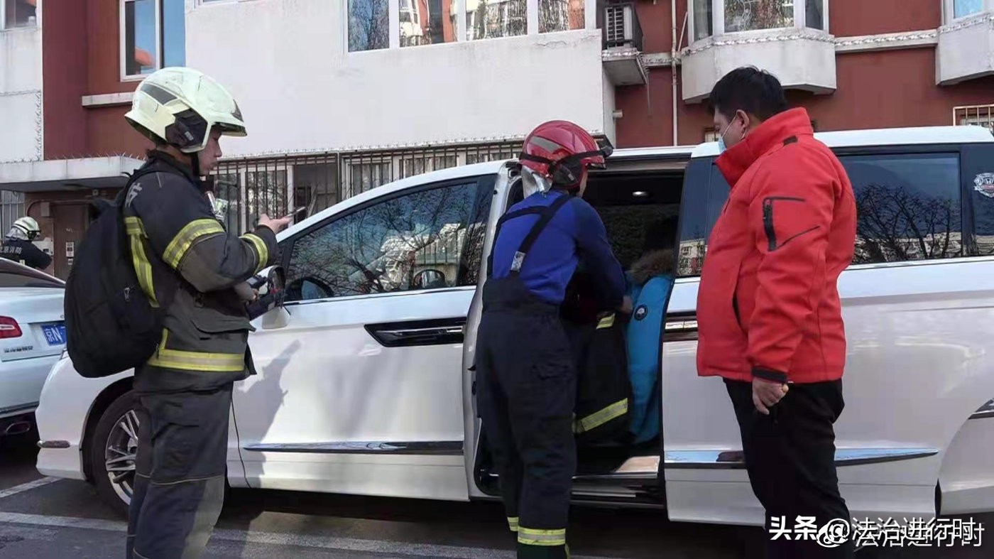 火灾现场一女子逃生,家中起火女子被消防员救出