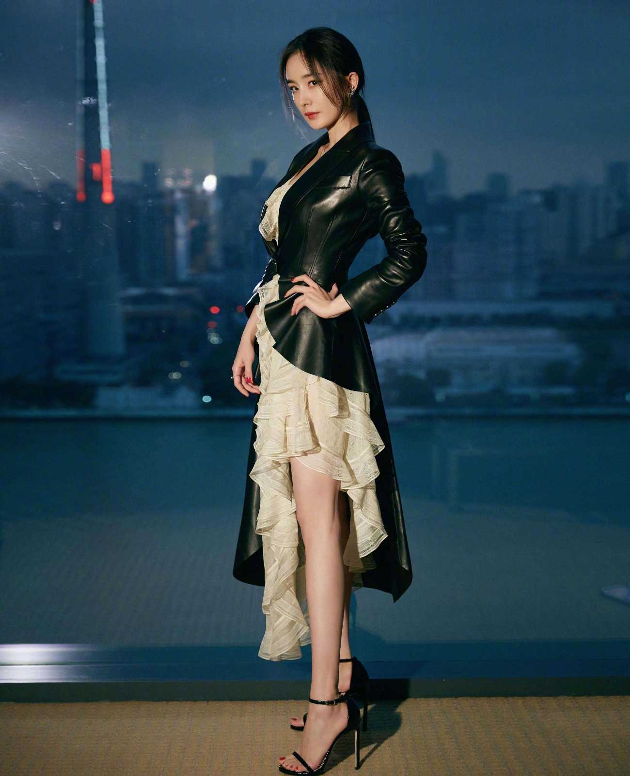 赵丽颖和杨幂同穿吊带裙,杨幂穿刺绣长裙