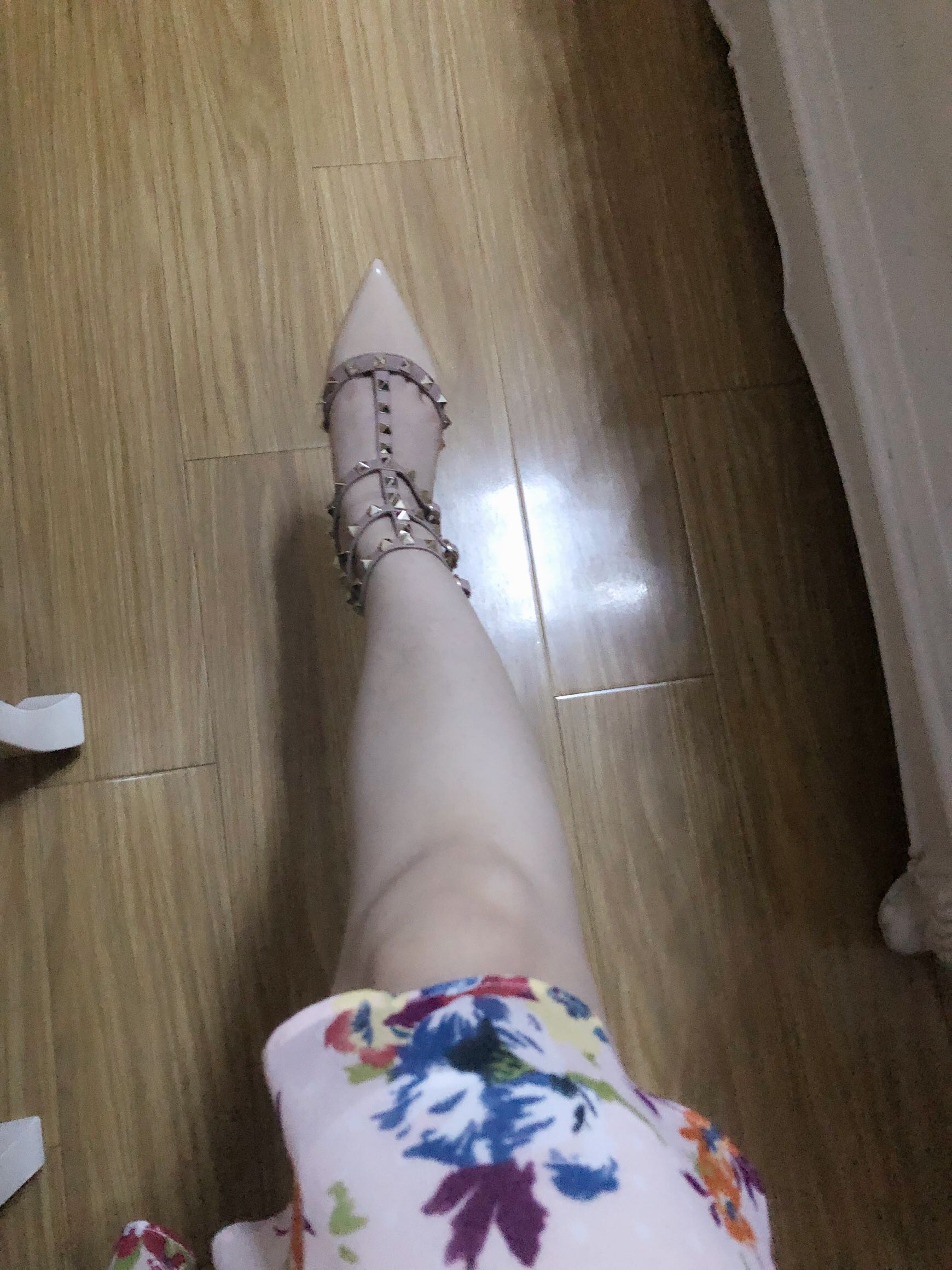 蓓奈儿鞋子怎么样，尖头铆钉凉鞋试用介绍