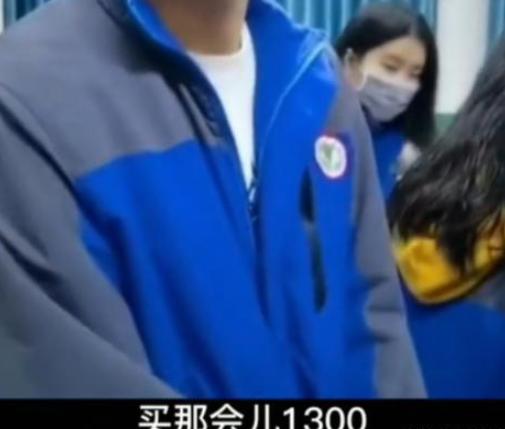 河南00后大学生返校，化肥袋子装行李惹争议，老师：结实，不丢人