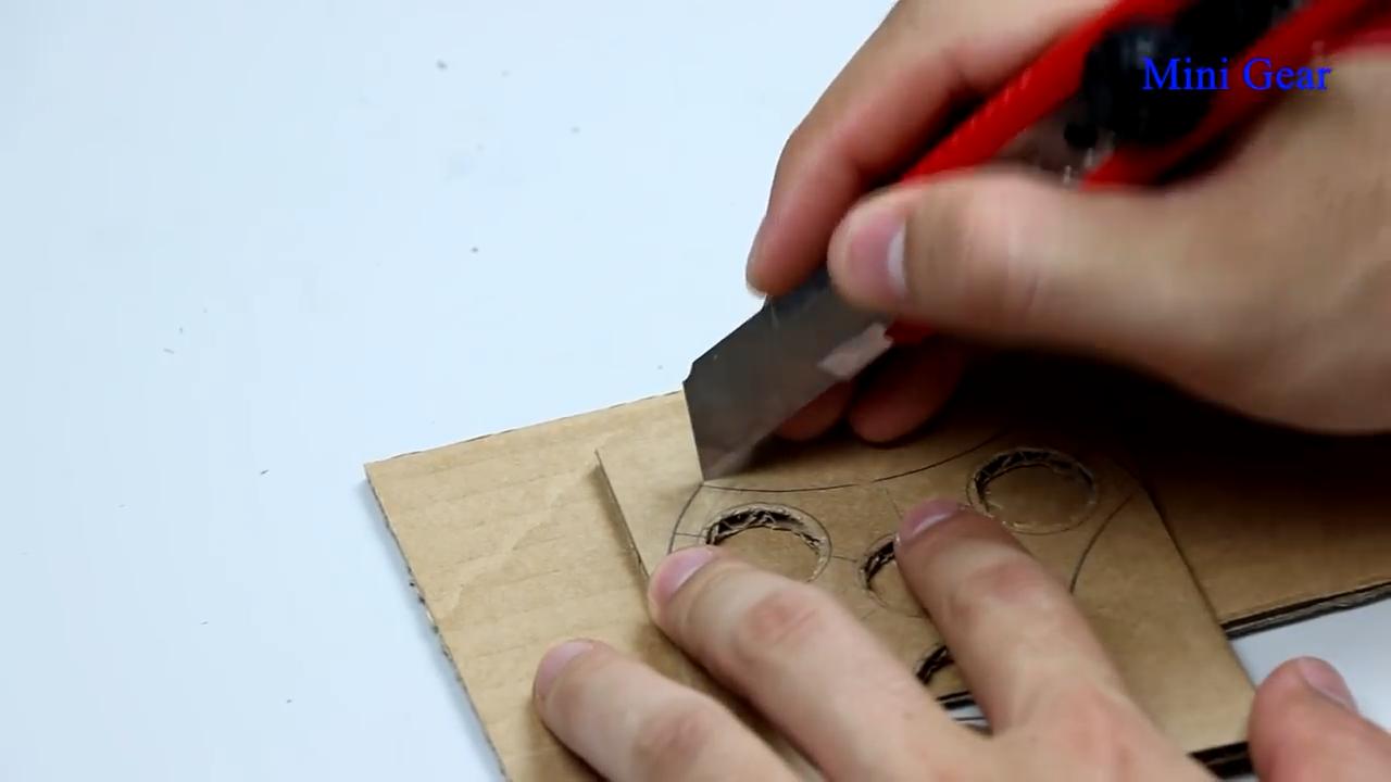 怎么用瓶盖做炫酷的陀螺,风火轮陀螺怎么做