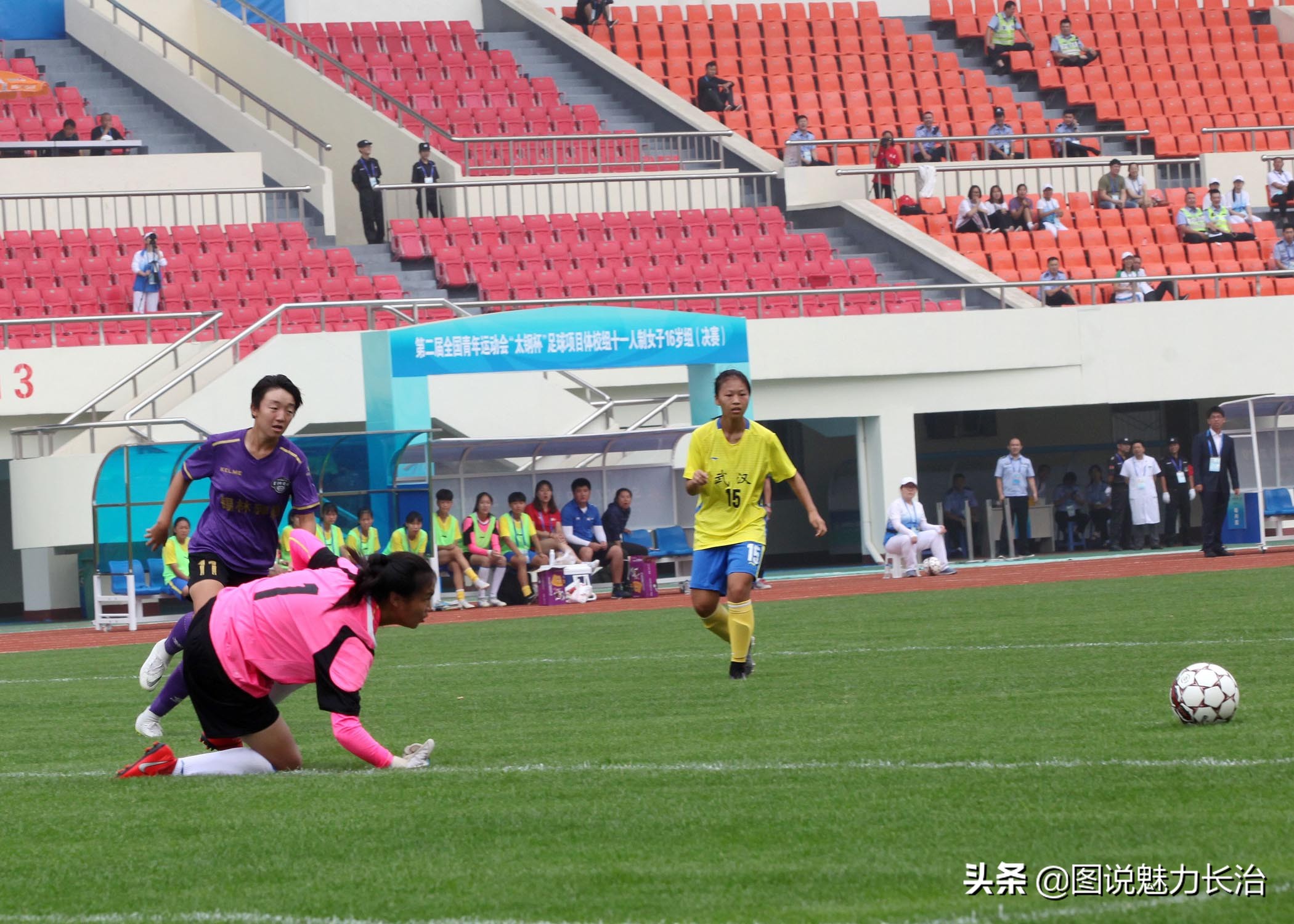 足球球员受伤瞬间,盘点足球比赛上的精彩瞬间