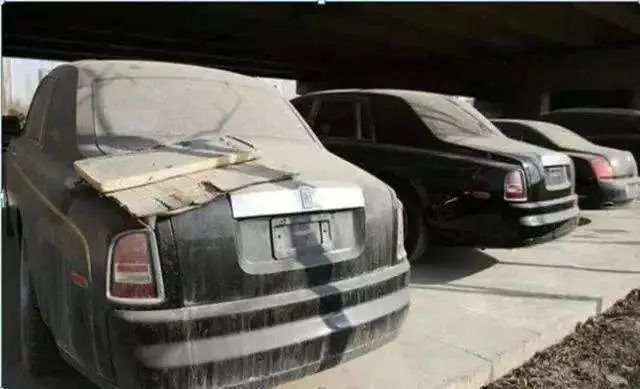 迪拜街头捡到一辆豪车,迪拜豪车坟场里的废弃豪车