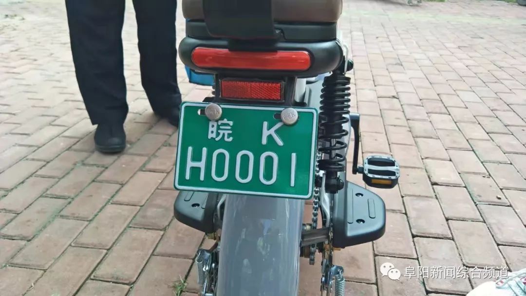 刚刚！皖KH0001！被这位美女拿到了