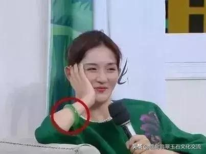 谢娜满身翡翠引争议，戴对显气质戴错变大妈，教给你搭配秘诀