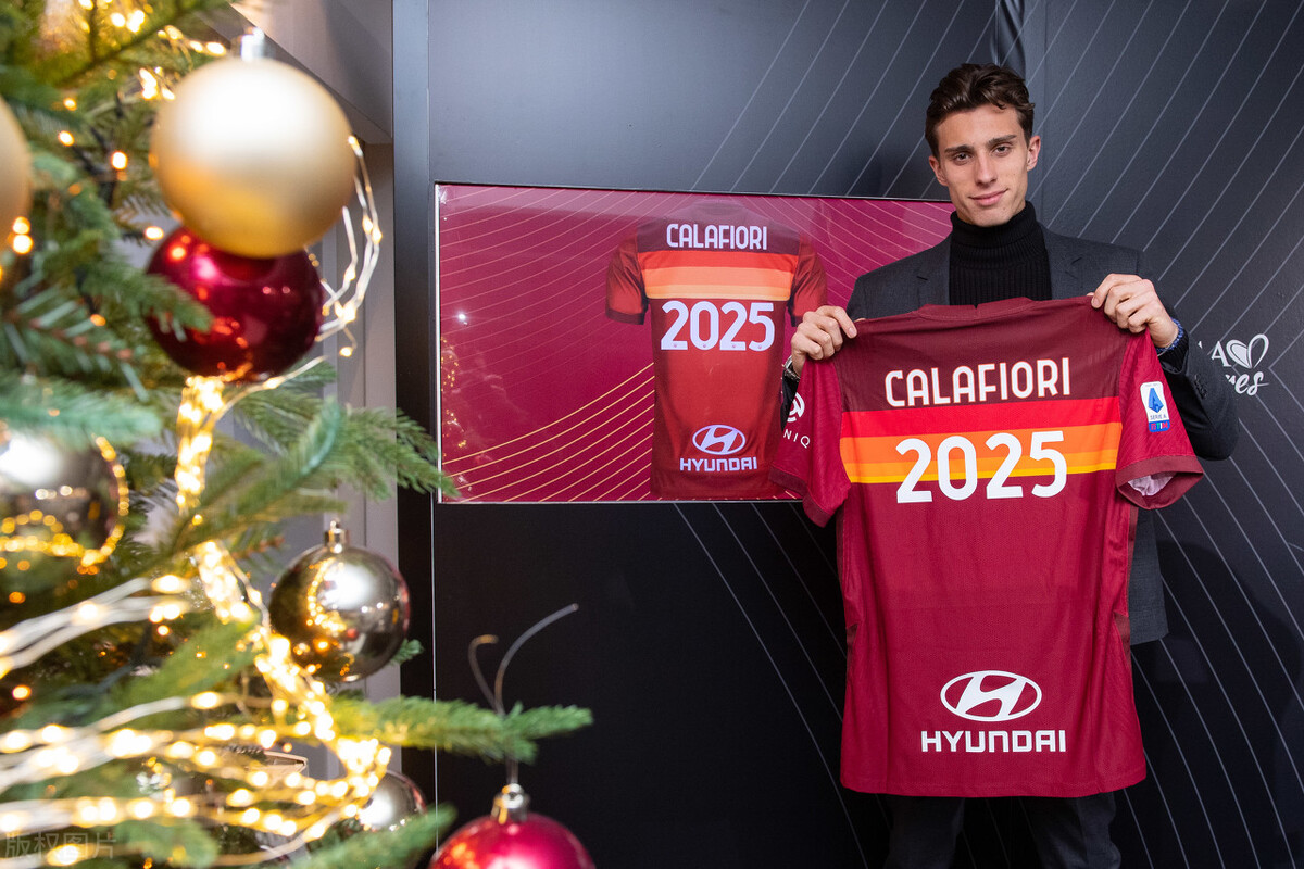 罗马球员被球砸,罗马球员被球童砸