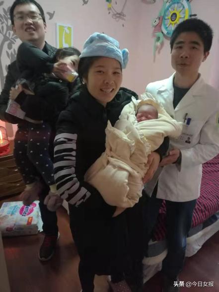 二胎妈妈深夜产子120调度员接生,二胎妈妈手术室大出血