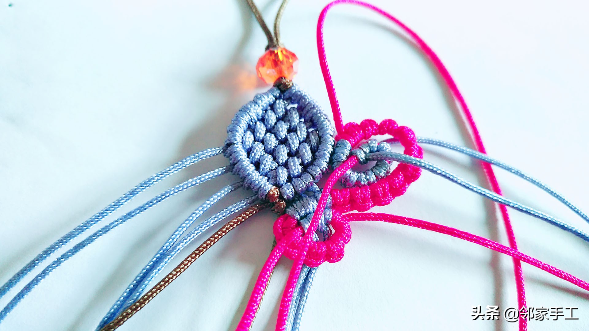 编蝴蝶手机挂件教程,带扣子的手机挂件编法