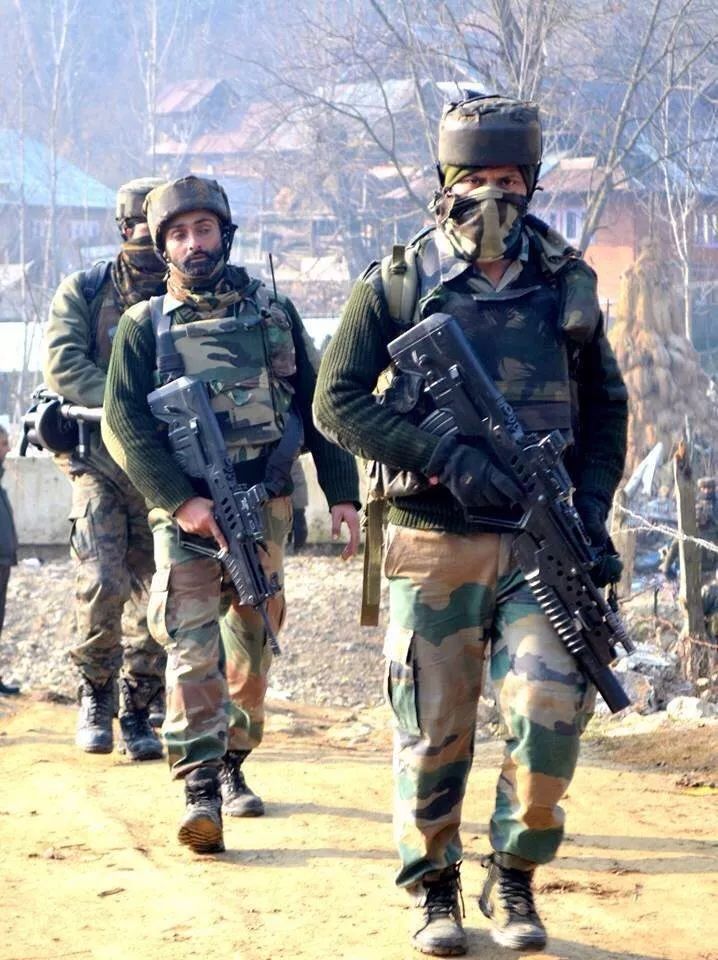 三哥为什么要斜戴帽子,三哥为什么头上裹着头巾