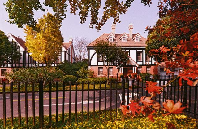 夜里排队抢房,戴口罩抢房