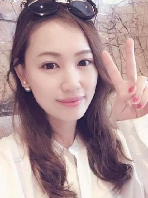 马蓉现身机场打扮如同一线女明星,马蓉蓝色礼服走红毯