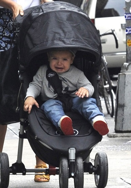 宝宝一坐别人家的车就哭,宝宝坐婴儿推车老哭